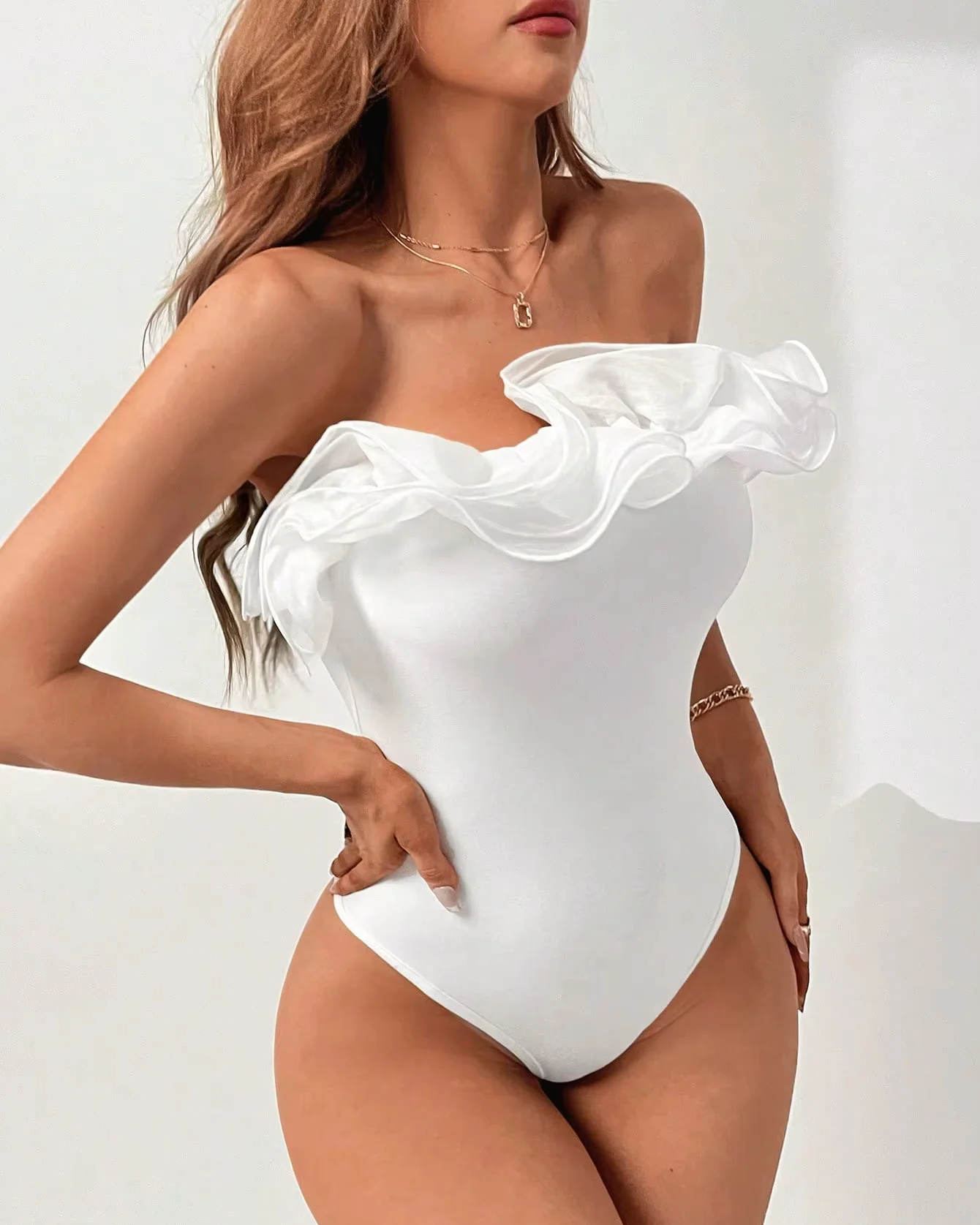 La niche blanche n’attrape pas un haut court une pièce sans bretelles unique et chic – Image 4