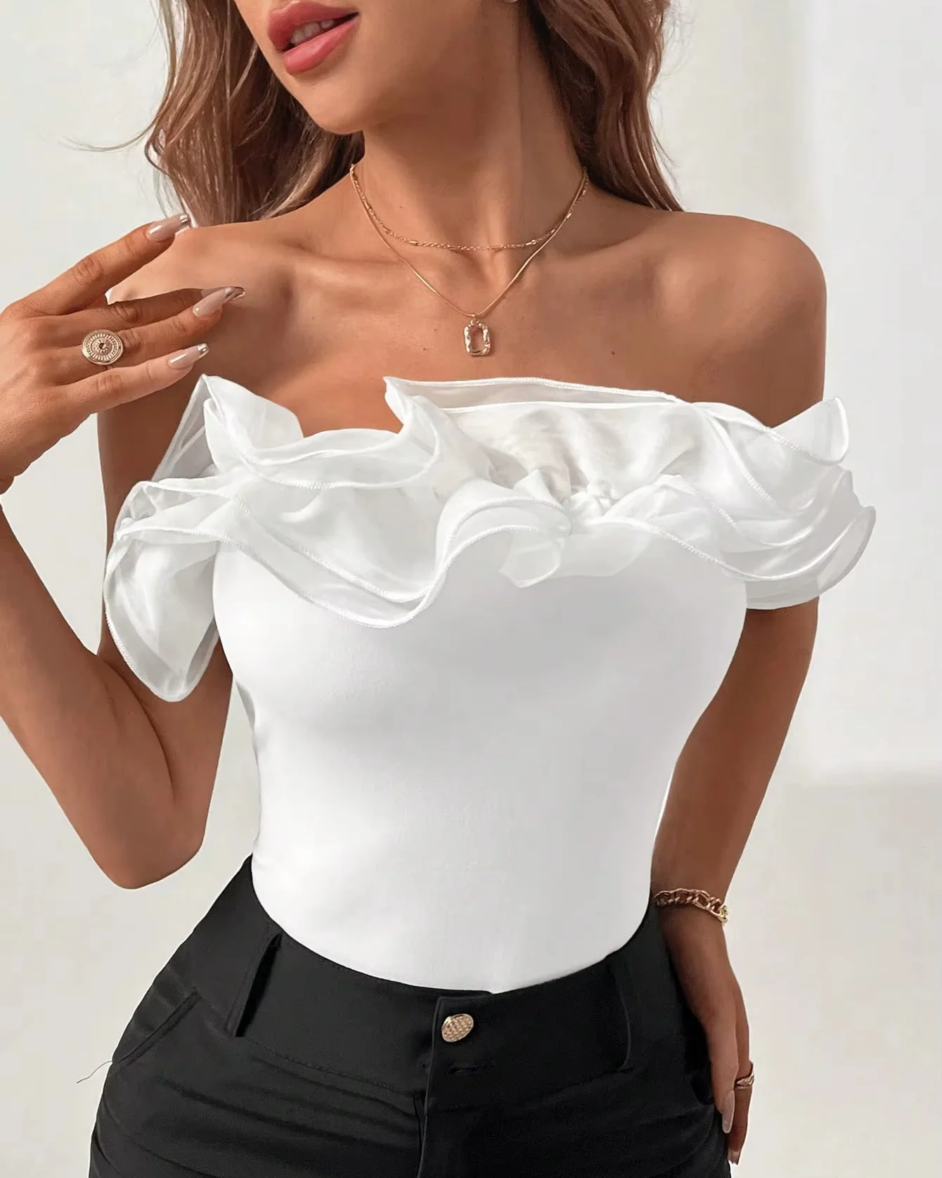 La niche blanche n’attrape pas un haut court une pièce sans bretelles unique et chic – Image 6