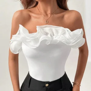 La niche blanche n’attrape pas un haut court une pièce sans bretelles unique et chic