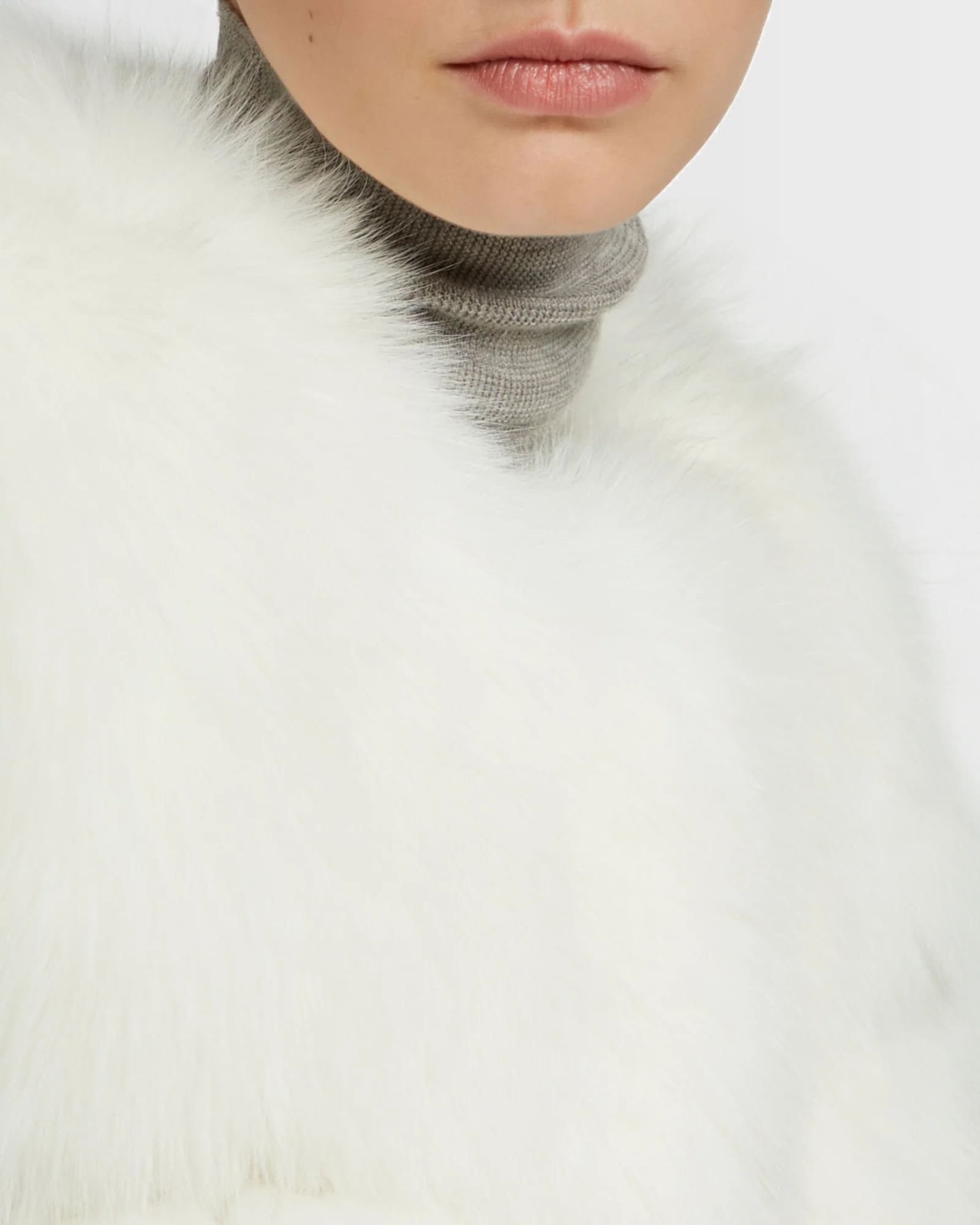 Short gilet in fox fur – Image 4