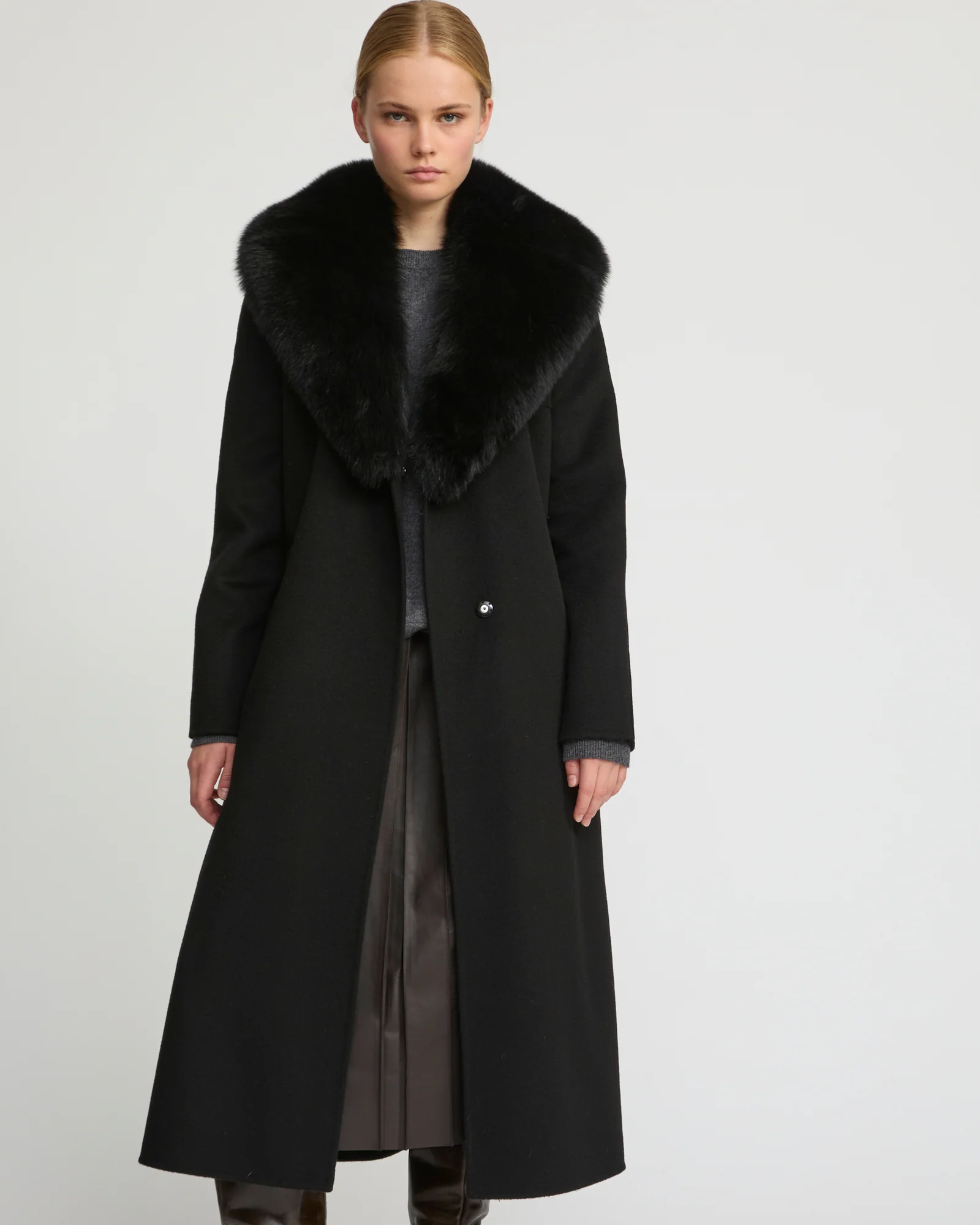 Belted coat in cashmere wool with fox fur collar and lapel – Image 2
