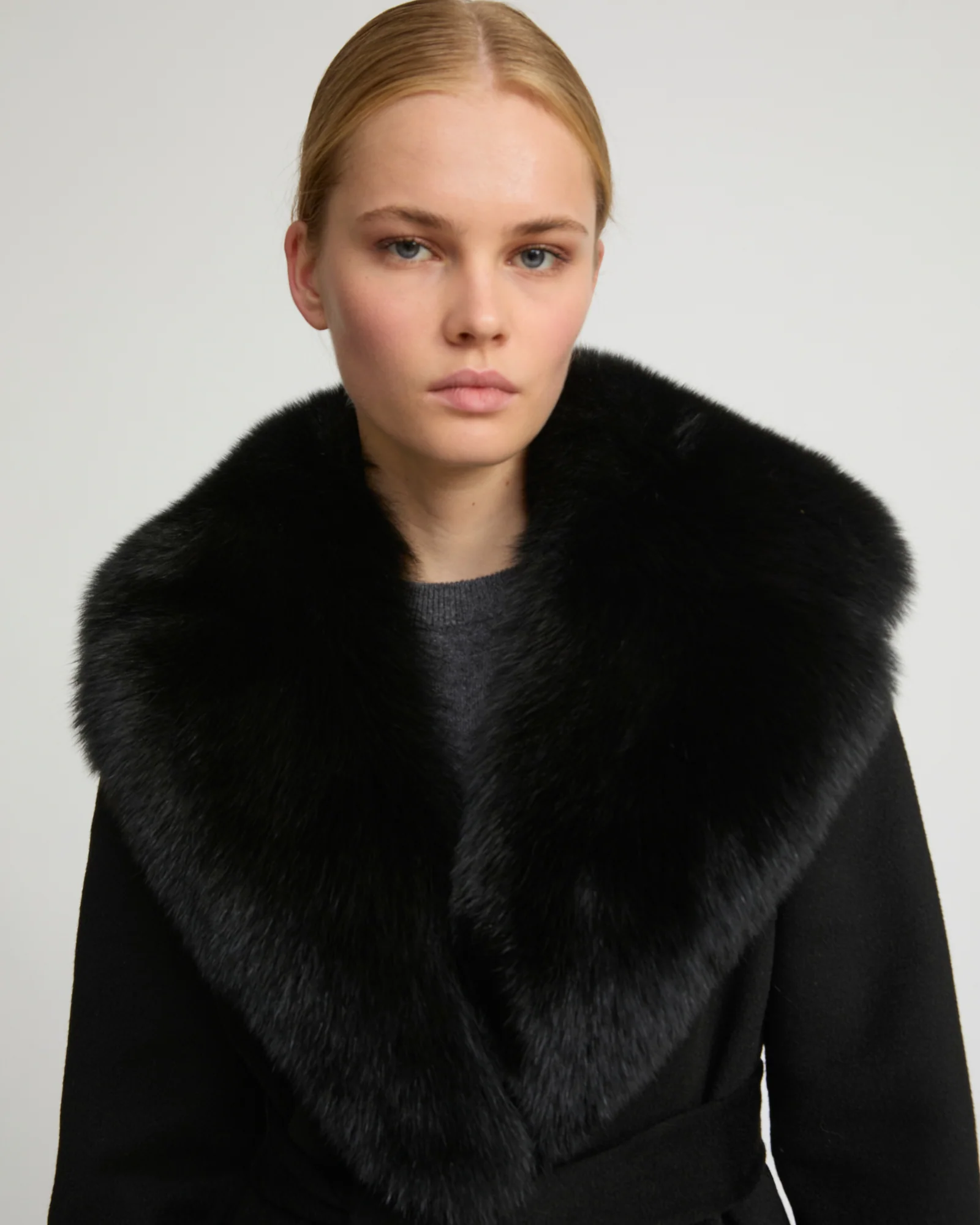 Belted coat in cashmere wool with fox fur collar and lapel – Image 5
