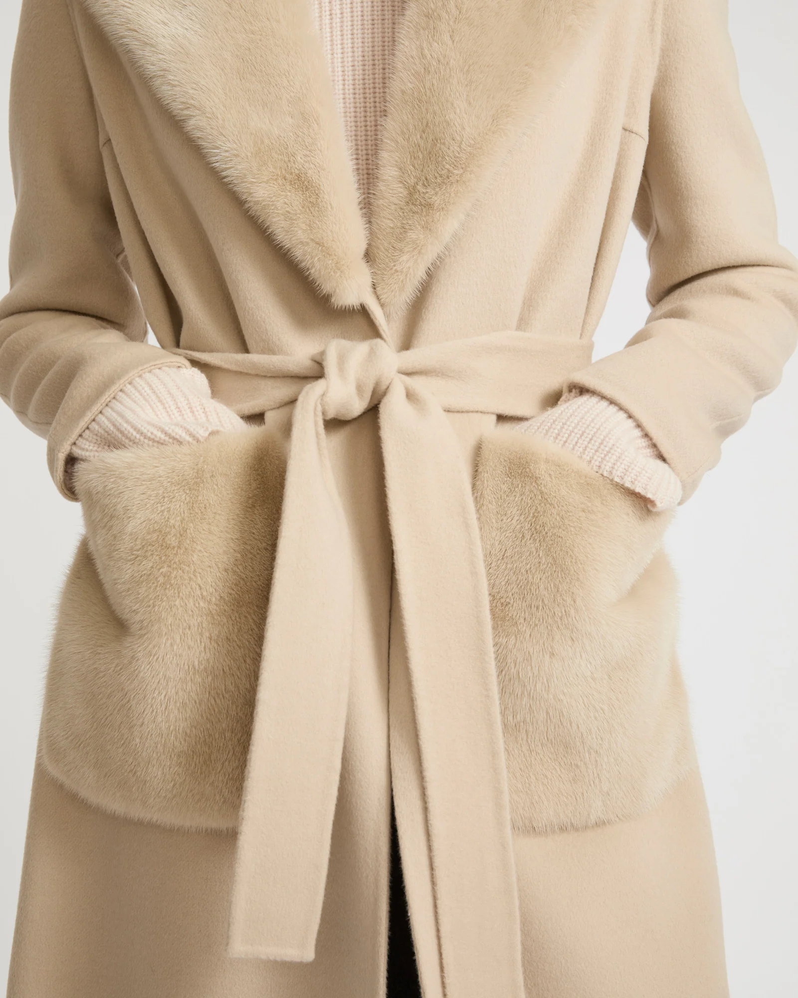 Belted coat in cashmere wool with mink fur collar and over-pockets – Image 3