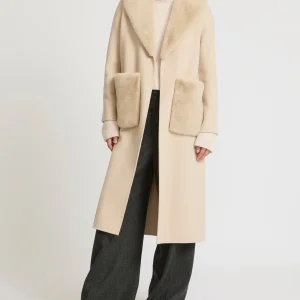 Belted coat in cashmere wool with mink fur collar and over-pockets