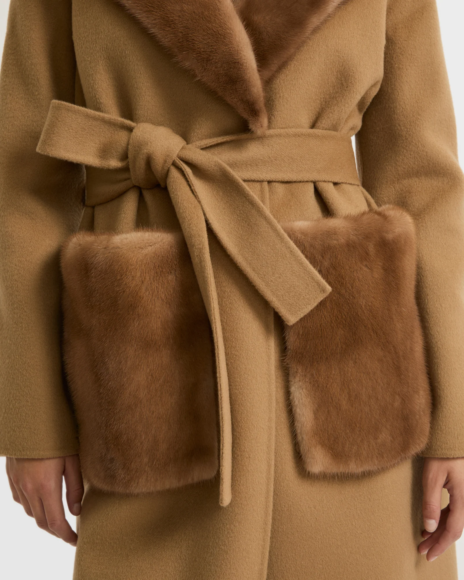 Belted coat in cashmere wool with mink fur collar and over-pockets – Image 3