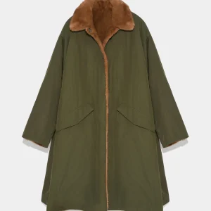 Reversible coat in water-repellent technical fabric and mink fur