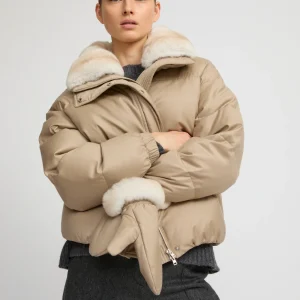 Short down jacket in waterproof flannel fabric with chinchilla fur
