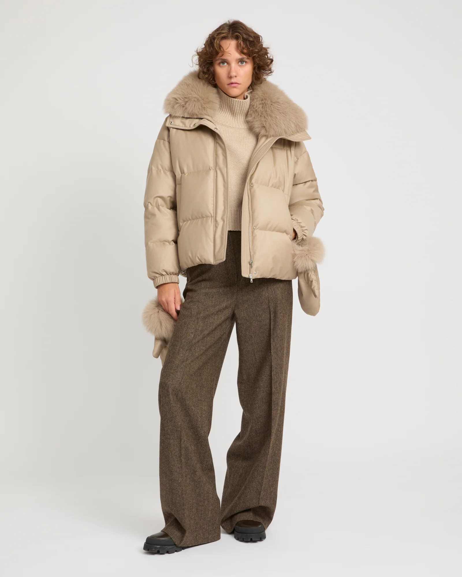 Short down jacket with detachable fox fur collar and mittens – Image 2