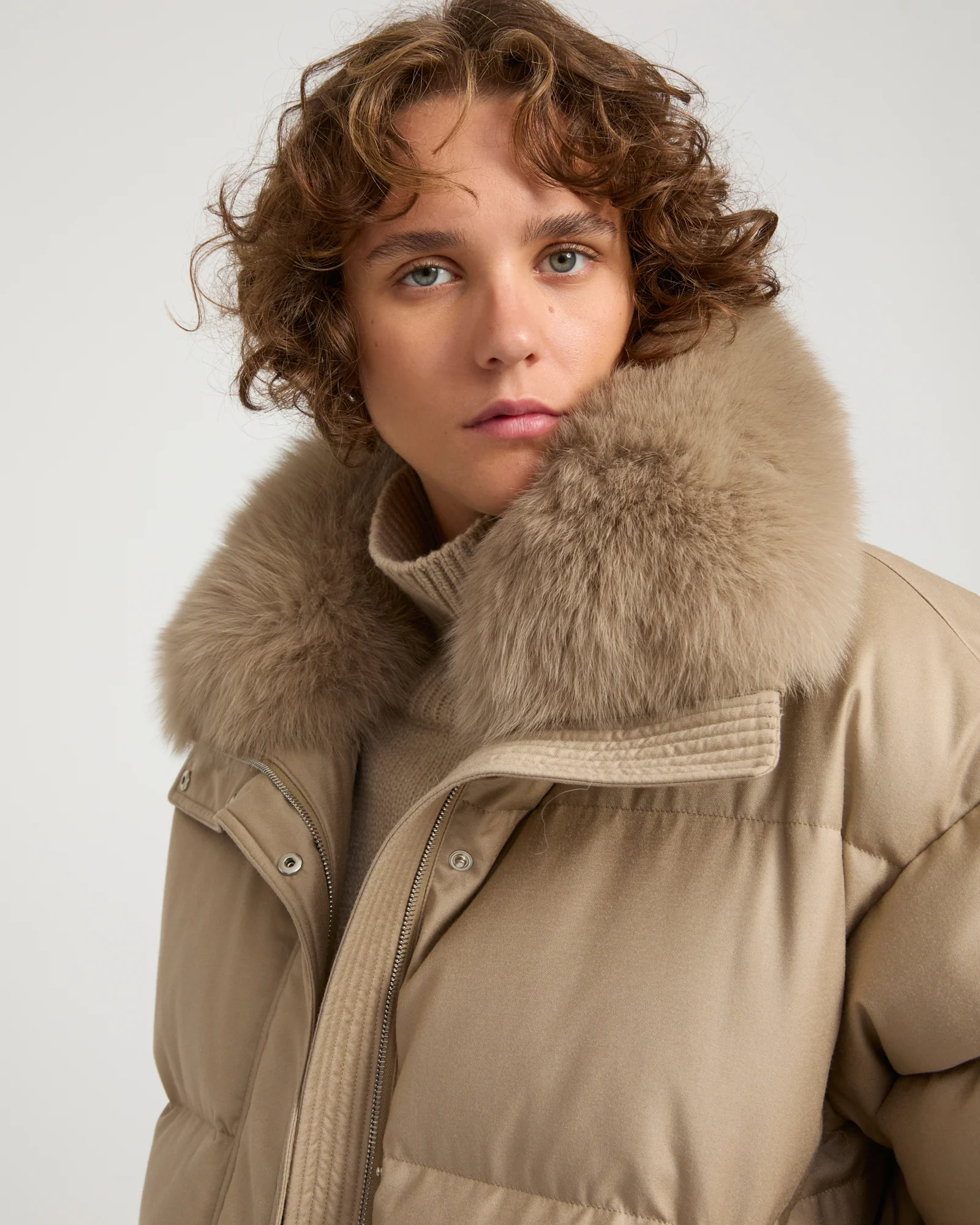 Short down jacket with detachable fox fur collar and mittens – Image 4