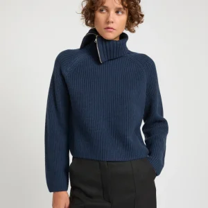 Cropped knitted jumper