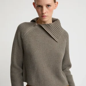 Cropped knitted jumper